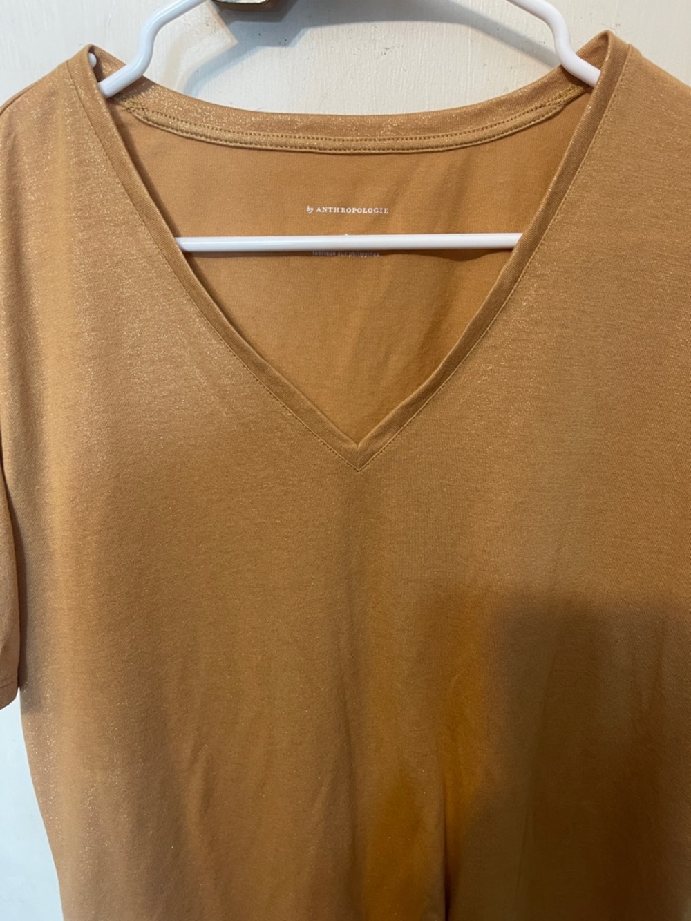 Anthropologie V‑Neck Short Sleeve Tee in Camel Tan with gold sparkles